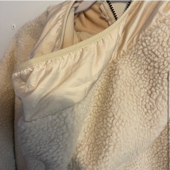 Cropped Sherpa Pullover w Kangaroo Pocket and Hood - Picture 4 of 5